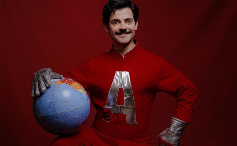 “Branco Ancestral” estreia no Teatro Estúdio com sátira distópica sobre poder, privilégios e futuro