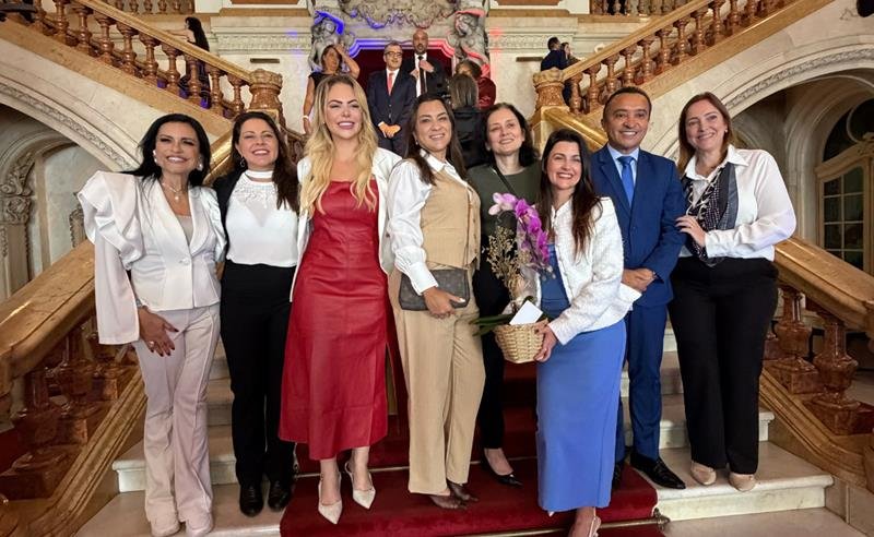 Regina Nunes entrega carteira da OAB à Dra. Daiana Maier em cerimônia no Theatro Municipal de São Paulo