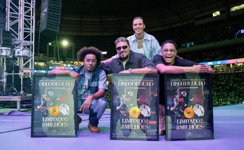 Os cantores Nesk Only, 2metro e Brunno Ramos são surpreendidos com o Disco de Ouro pela música “Limitado 2” no palco do Ore Comigo festival