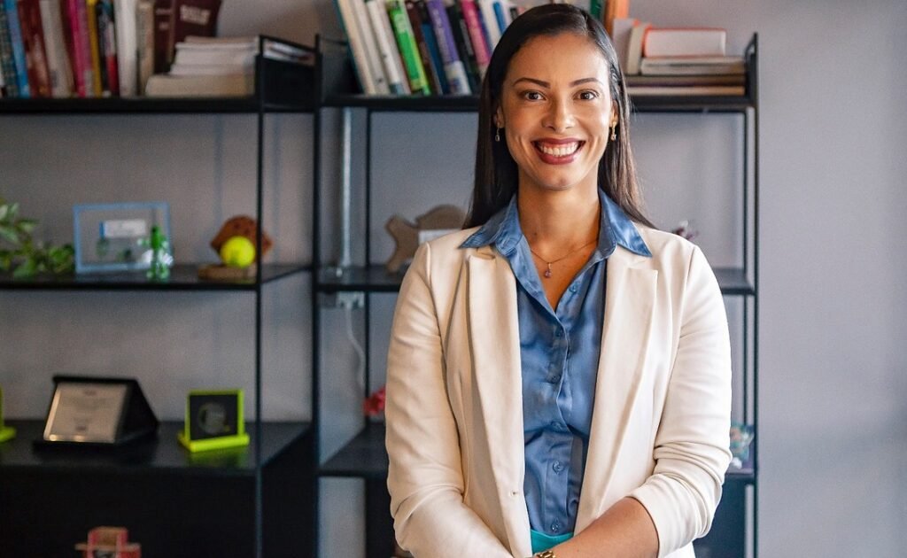 Merlot renova marca e amplia posicionamento em construção de reputação de marcas Izabela Ventura celebra nova fase liderando o time da Merlot Agência.