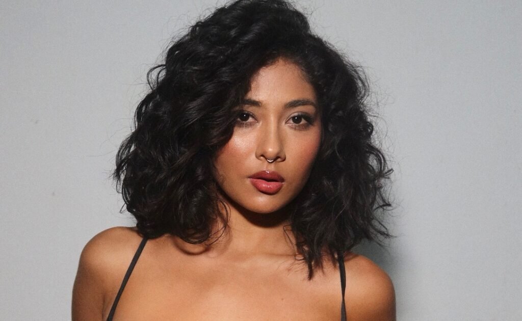 Indicada ao Grammy Latino, Zaynara surpreende com cachos naturais e novo corte após transição capilar